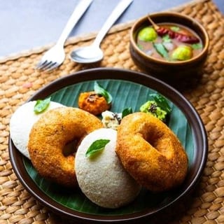 Idli (2 piece) Vadai (2 piece)Combo
